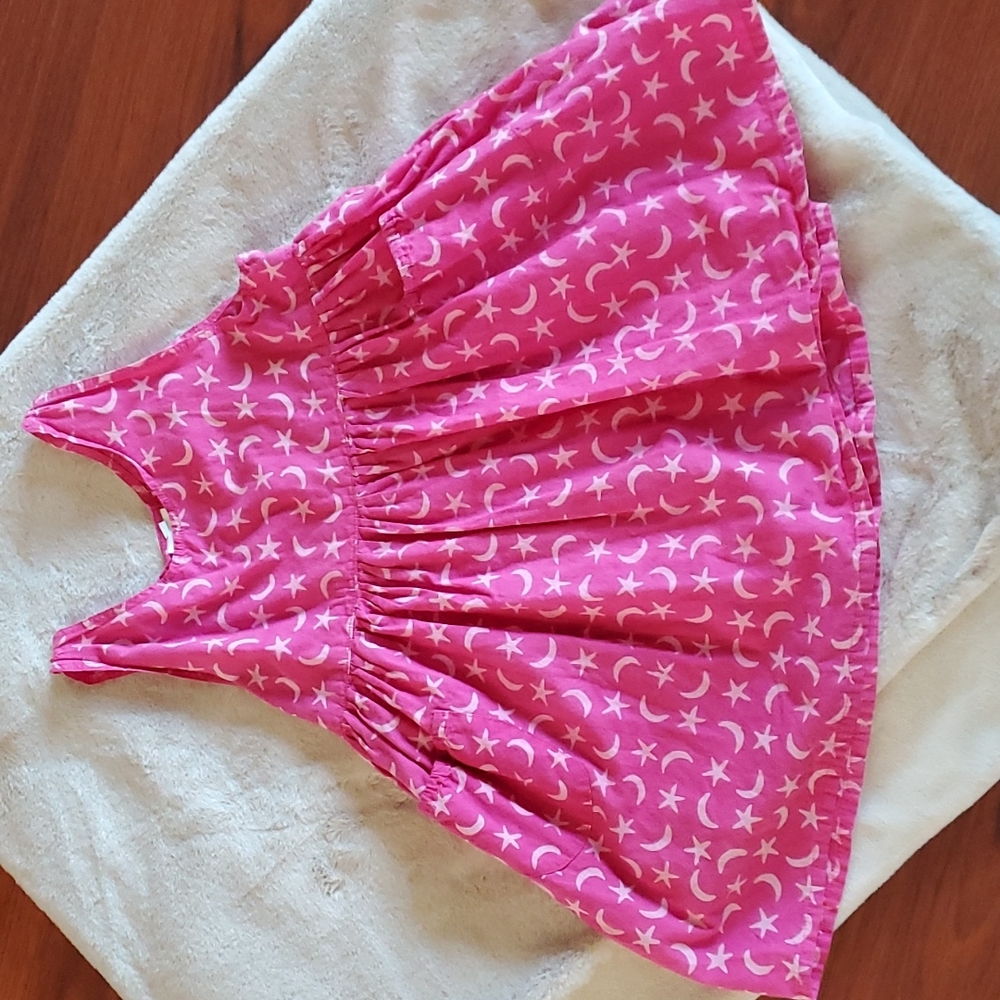 Girl's pink dress, with stars, moons and one pocket. 100% cotton. Size medium